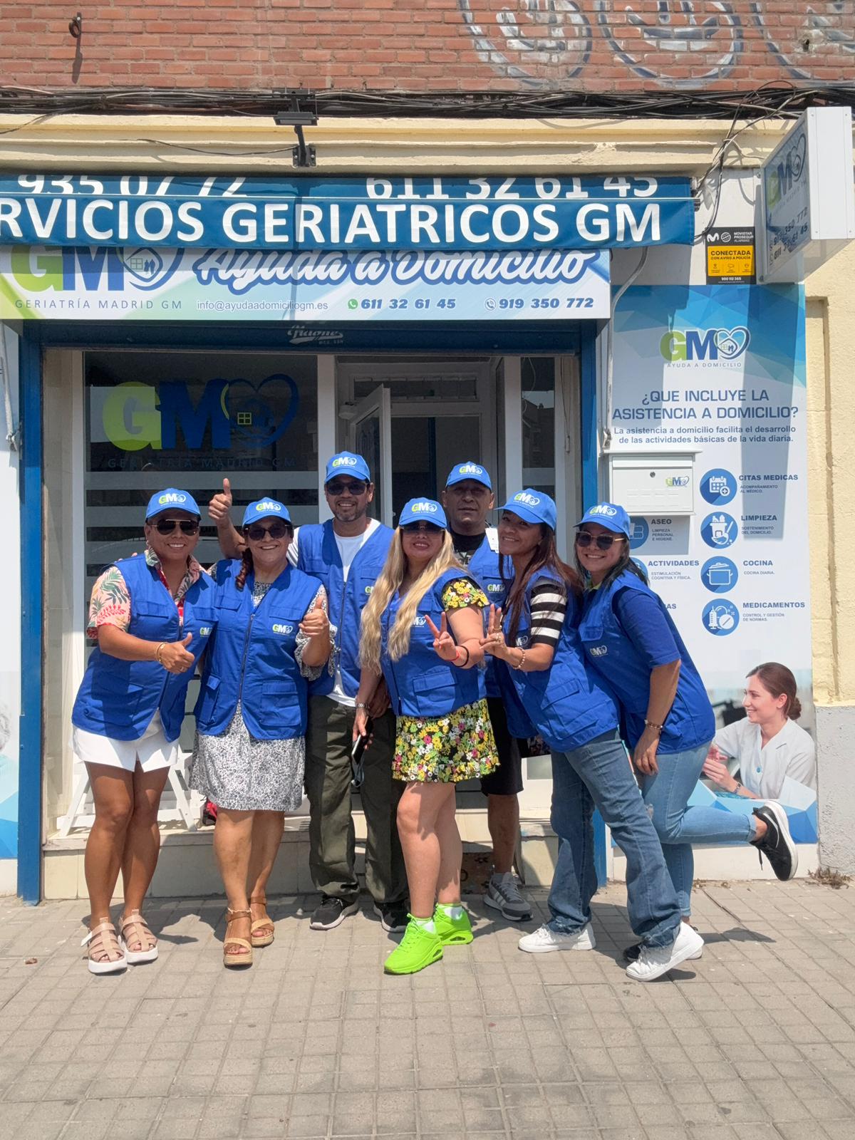 Equipo GM Ayuda a Domicilio frente a las oficinas de Servicios Geriátricos GM en Madrid